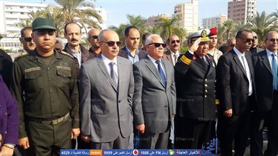 وضع اكليلاً من الزهور على النصب التذكاري للشهداء احتفالا بالعيد القومي لبورسعيد ..(صور وفيديو)