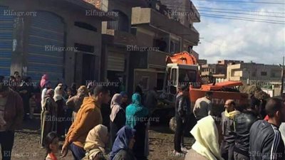 الأهالي يضرمون النار فى طريق 