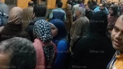 زحام ومناوشات بين المواطنين على قطار 