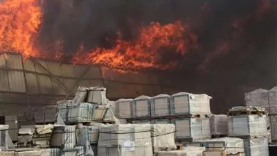 إصابة 4 أشخاص خلال حريق اندلع في مستودع بشرق جدة