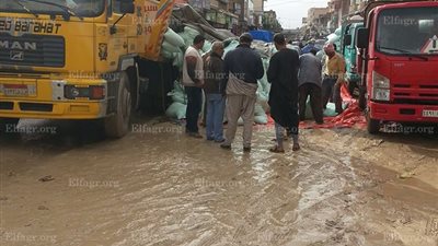سقوط سيارة محملة بالدقيق بشارع الجمهورية في الإسكندرية (صور)