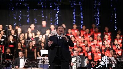 وليد توفيق يبدأ حفله الغنائي بجامعة القاهرة (صور)