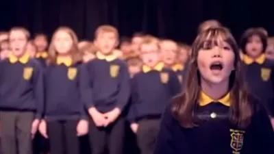 طفلة إيرلندا من ذوي الاحتياجات الخاصة.. تدهش العالم بصوتها (فيديو)