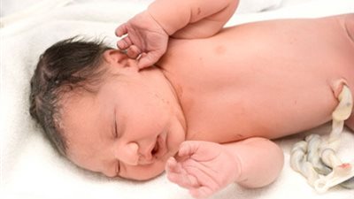 لهذا السبب لا ينصح بالتعجل في قطع الحبل السري بعد الولادة !