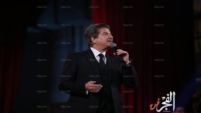 لحظة تقديم النجم وليد توفيق داخل جامعة القاهرة (فيديو)