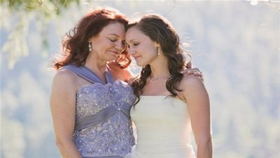 كيفية اختيار والدة العروس فستانها لزفاف ابنتها!