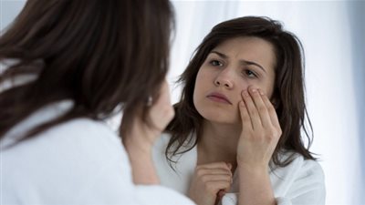 7 عادات يوميّة تدمّر بشرتك.. تجنبيها!