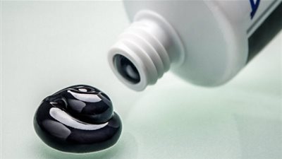 المعجون الأسود.. الحل السحري لأسنان ناصعة البياض