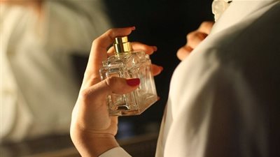 ما حكم المرأة التي تتعطر وتخرج إلى عملها أوالشارع؟