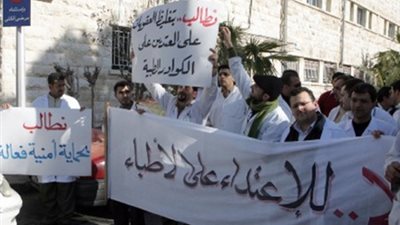 من السب والقذف إلى السحل.. 7 مشاهد تجسد صراع البدلة الميري مع أصحاب البالطو الأبيض في 2016 (تقرير)