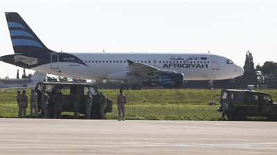 عاجل .. خاطفو الطائرة الليبية يطلبون اللجوء السياسى لمالطا 