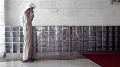 حكم الشرع في الصلاة بالنعال والأحذية