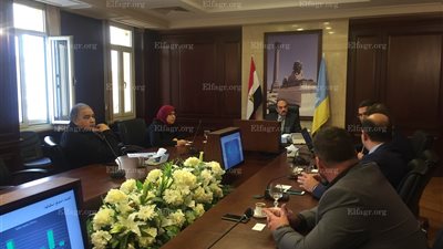 محافظ الإسكندرية يجتمع بمجموعة 