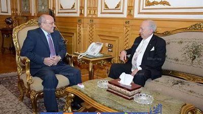 وزير الإنتاج يلتقي أحد علماء 