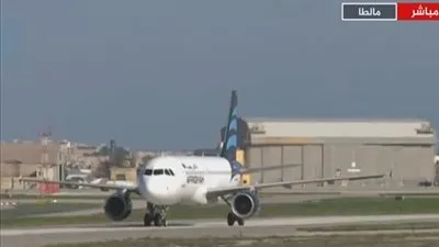 مفاجأة .. راكب ليبى: مطار سبها سمح لأحد الخاطفين بالإحتفاظ برصاصة واحدة قبل السفر