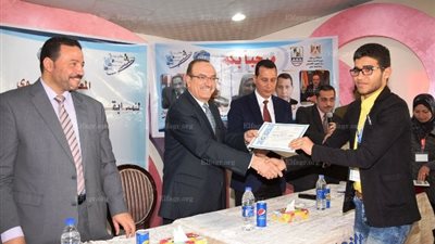 تكريم الطلاب الفائزين بمسابقة العلوم الهندسية ببني سويف (صور) 