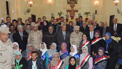المحافظ وقائد الجيش الثالث يقدمان التهنئة للأقباط الكاثوليك بالسويس (صور) 