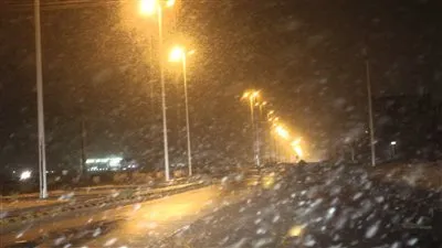 عاجل.. سقوط ثلوج في البحيرة (صور)