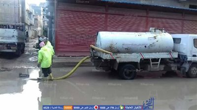 محاولات لشفط مياه الأمطار المتراكمة بشوارع 