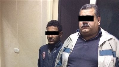 ضبط مالك عقار وعامل أثناء تنقيبهما عن الآثار بالخليفة (صور)