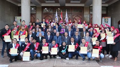 جامعة بني سويف تكرم 100 طالب وطالبة شاركوا الرئيس في إفتتاح المشروعات