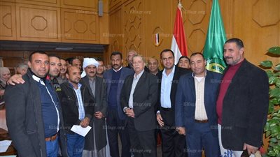  محافظ الإسماعيلية يناقش مشكلات قرية 