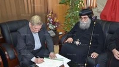 محافظ الإسماعيلية يستقبل الأنبا سارافييم مطران الأقباط (صور)