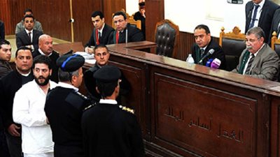 أبناء المعزول يلقون التحية على شقيقهم لحظة دخوله قفص 