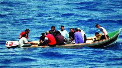 إنقاذ مركب صيد من الغرق بسبب سوء الأجواء في رشيد