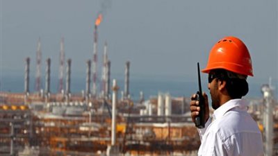 استقرار النفط قبل أيام من سريان اتفاقية خفض الإنتاج