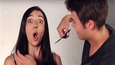 رجال يقومون بقص شعر حبيباتهم (فيديو)