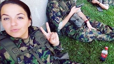 ضجة واسعة في سويسرا بسبب صور لمجندات بالجيش 