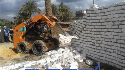 إزالة 11 حالة تعدٍ على أراضي زراعية بقرية 