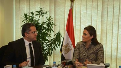 وزيرا التعاون الدولى والآثار يبحثان تمويل عدد من المشروعات عبر برامج مبادلة الديون