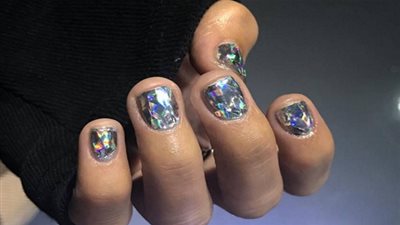 بالصور.. تألقي بأظافر ماسية في ليلة رأس السنة