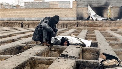 سخط في إيران بعد نشر صور لأشخاص ينامون داخل قبور