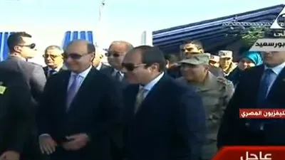 السيسي يلتقط صورة تذكارية مع أطفال بورسعيد