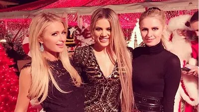 باريس هيلتون تحضر حفل آل كارداشيان في الكريسماس