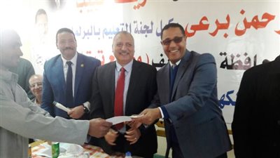 تسليم شيكات توصيل الكهرباء لـ150 منزلا بقرية 