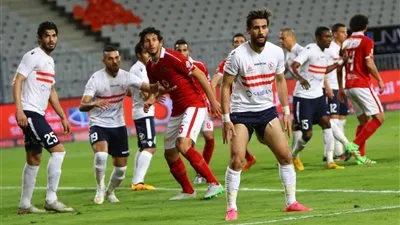 طاقم حكام القمة يصل القاهرة (صورة)