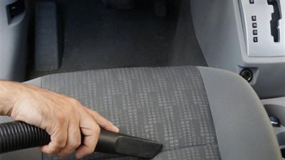 حيل تخلصك من البقع وروائح الدخان على مقعد سيارتك