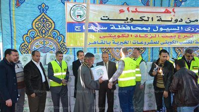 مدير المكتب الكويتي يسلم المساعدات لمتضرري السيول بسوهاج