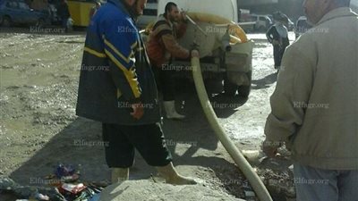 الدفع بالعديد من سيارات شفط مياه الأمطار بمنطقة العامرية في الإسكندرية (صور)