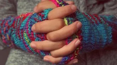 بعيداًعن هذا الطقس.. هذه أسباب برودة أصابع اليدين !