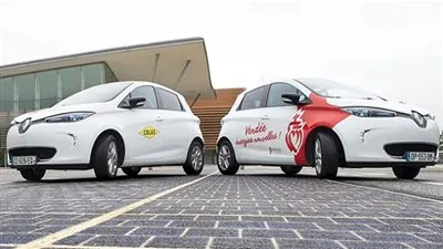 فرنسا تصمم أول طريق للسيارات مصنوع من اللوحات الشمسية