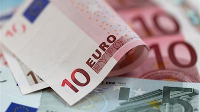 ارتفاع وجيز لليورو أمام الدولار في آخر جلسات العام