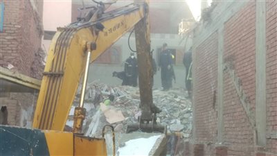 النيابة العامة بالدقهلية بتأمر بضبط وإحضار مالك عقار عزبة الصفيح المنهار 