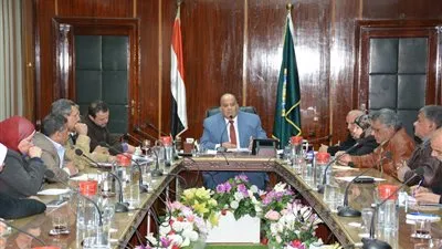 بعد انهيار عقار.. أول رد فعل من محافظ الدقهلية بشأن منطقة عزبة الصفيح