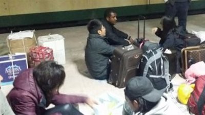 مصريون وأجانب يفترشون أرضية محطة أسوان بعد تأخر القطارات