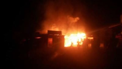 اندلاع حريق هائل في حي كوينز بولاية نيويورك الأمريكية